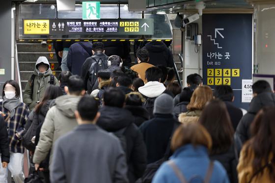 5호선 강동역 첫차 고장…지하철 운행 일부 지연