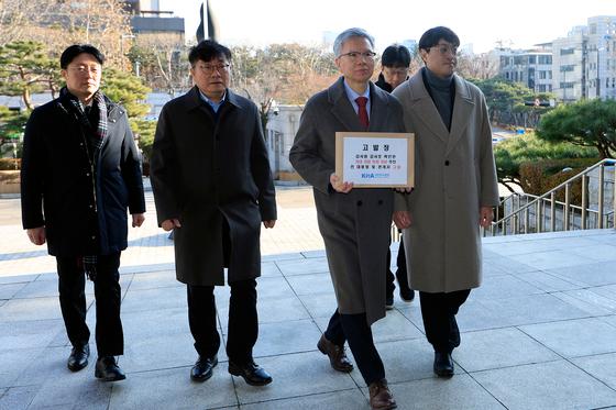 의협, 尹정부 '의대 증원' 민사소송 원고 500명 모은다