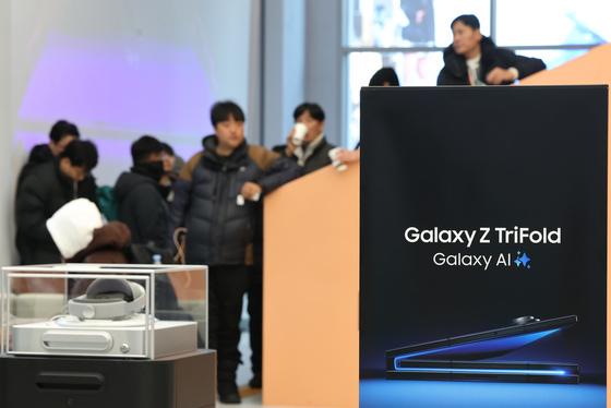 '두 번 접는 삼성폰' 출시…KT 차기 대표 후보 3명 압축
