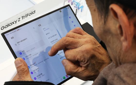 [뉴스1 PICK]어르신도 반했다… 삼성 갤럭시 Z 트라이폴드 국내 출시