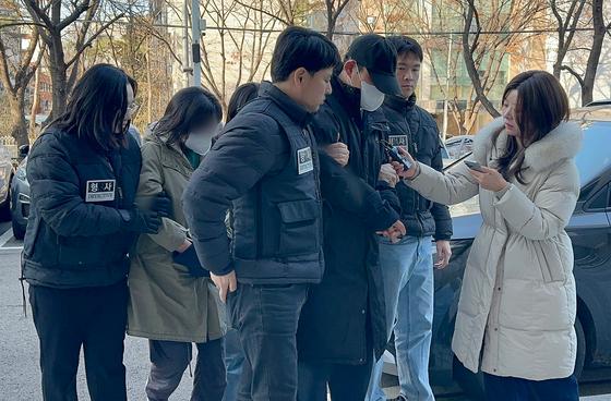 70대 어머니 때려 숨지게 한 40대 남매 구속 송치