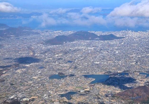日 저수지 수상태양광, 한국은 대규모 해상…다른 에너지 풍경