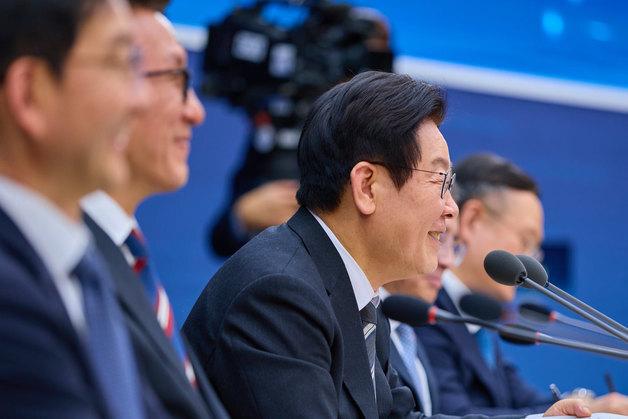 李, 식약처 '정보자원관리원 화재' 대응 극찬…"박수 쳐달라"[보건복지 업무보고]