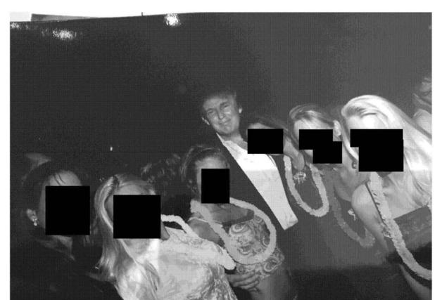 미국 법무부 "엡스타인 파일 속 트럼프 사진 삭제는 여성 보호 차원"