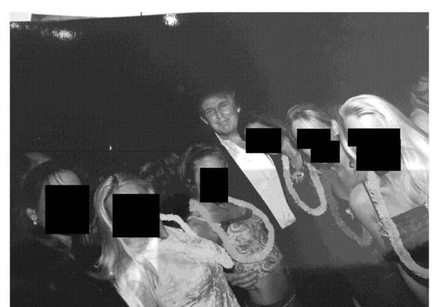 美법무부, 엡스타인 공개 파일서 삭제한 트럼프 사진 복원