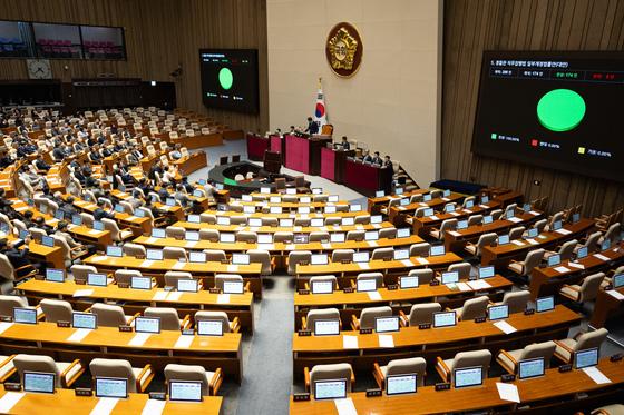 與 "22~24일 본회의…정보통신망법·내란재판부 순 상정"