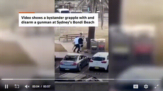호주 시드니에서 발생한 유대교 공동체의 하누카 축제 총격 사건에서 용의자를 제압하고 무장해제 시킨 40대 시민이 화제를 모으고 있다. (로이터 캡쳐)