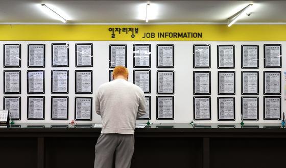 60대만 웃는 고용시장…청년 '구직포기' 고착화, 취업문 더 좁아진다