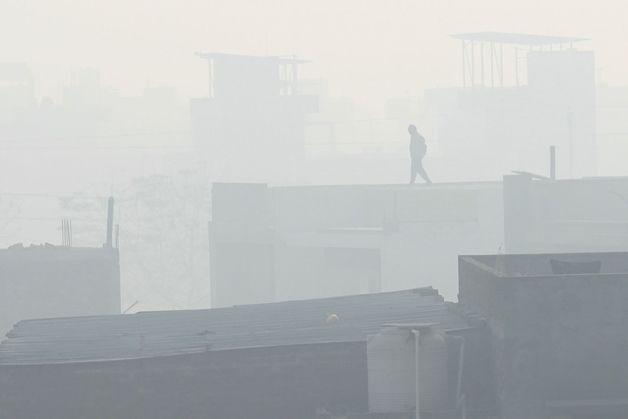 '앞이 안보여'…인도 뉴델리, 짙은 스모그로 항공편 수백편 취소