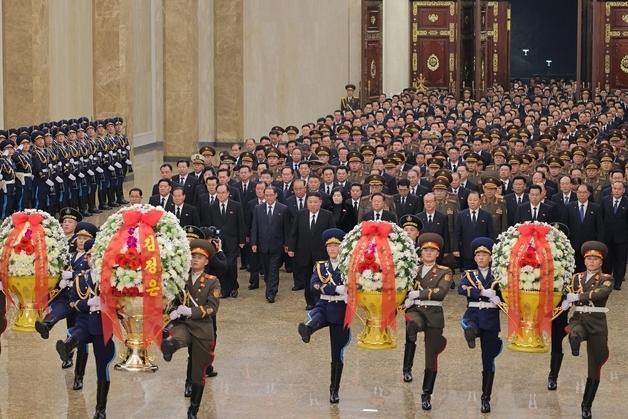 김정은, 김정일 사망 14주기 맞아 참배…황주군 지방공장 준공[데일리 북한]