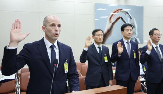 [뉴스1 PICK]국회 쿠팡 청문회 출석한 로저스 대표 "책임 있는 보상안 내놓을 것"