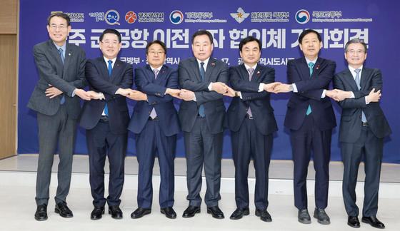 광주 군·민간공항 '무안 이전' 합의…명칭 '김대중공항' 검토(종합)