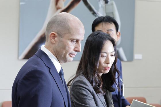 쿠팡 "로저스 대표 출국은 예정된 출장…경찰 출석 일정 협의 중"