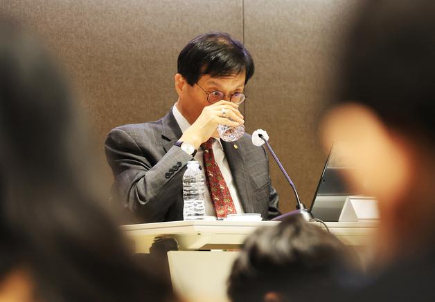 이창용 "한국은 기축통화국 아냐…양적완화·재정확대 쉽지 않아"