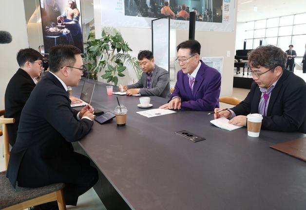 이 대통령 '러브콜' 신안군청 국장 "햇빛·바람 주인은 사업자 아닌 주민"