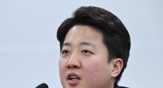 이준석 특검 출석…"尹과 공범 엮으려는 무리한 시도"