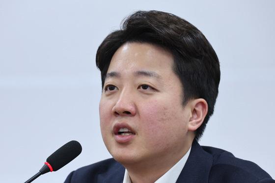 이준석 특검 출석…"尹과 공범 엮으려는 무리한 시도"