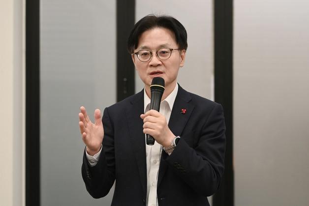 김정관 "상사 퇴근 안해서 야근하는 부끄러운 일 없게…가짜일 줄인다"