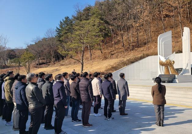 '의령 우순경 사건' 피해자 추모공원서 경찰대 교육생들 헌화·묵념