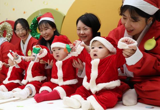 아기 울음소리 16개월째 커졌다…10월 출생아 2.5%↑