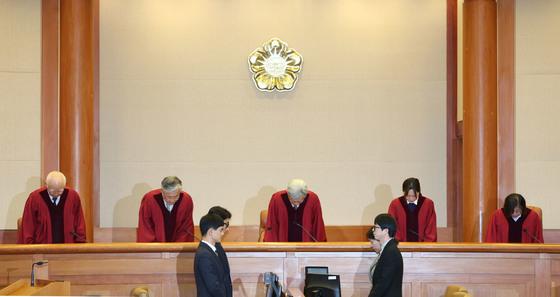 헌재, '대통령기록물 15년 비공개' 헌법소원 각하… "심판 대상 아냐"