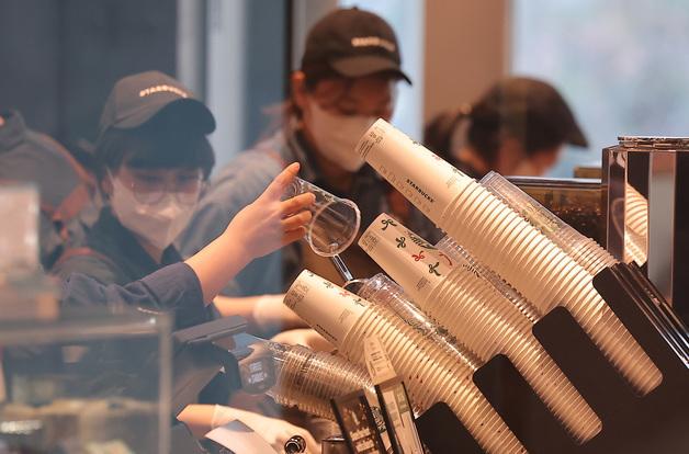 컵값 따로 내고, 경찰복 재활용 소재로…생활 속 '탈(脫)플라스틱' 본격화