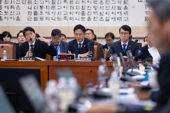 "입틀막법" vs "미디어 신뢰회복"…'망법' 법사위 통과(종합)