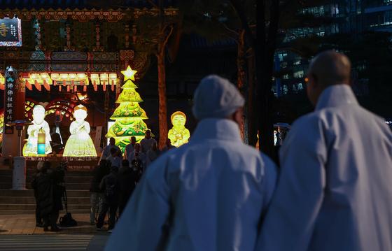 조계사 밝히는 크리스마스 트리