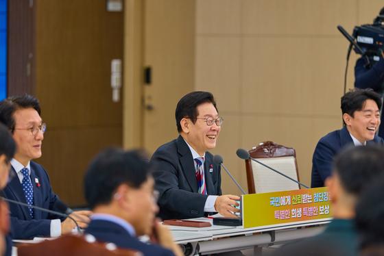 李 "피도 눈물도 없는 금융"…금융권 공적 역할 강화 주문