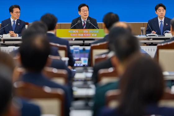 李대통령 "의식없는 요양병원 환자도 투표…재외국민 우편·전자투표 추진하라"