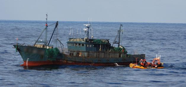 정선 명령에 쇠창살 설치 후 도주 중국어선…해경 2척 나포
