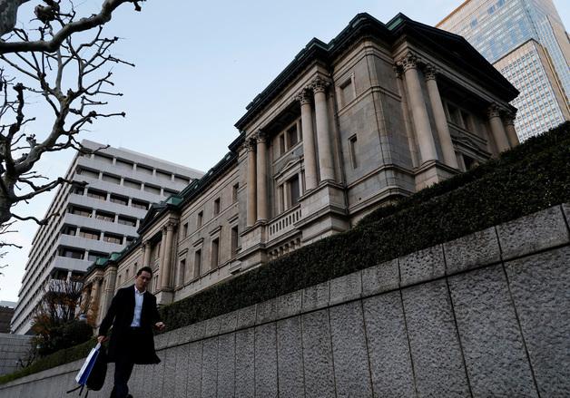 日장기금리 '마의 2%' 돌파… 19년 만에 최고, 재정불안에 직격탄