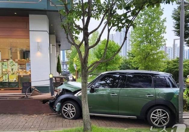 '깁스 운전' 중 인도 돌진…10대 등 보행자 3명 친 50대 여성 송치