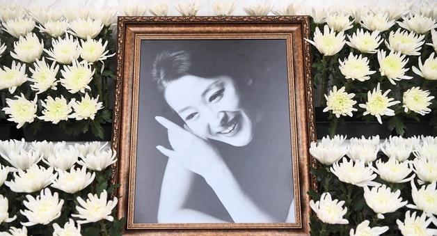 '1세대 연극 스타' 故 윤석화, 발인…슬픔 속 영면