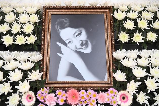 '1세대 연극 스타' 故 윤석화, 발인…슬픔 속 영면