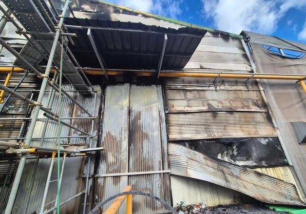 예산 덕산면 타일 제조 공장서 불…7억 원 피해