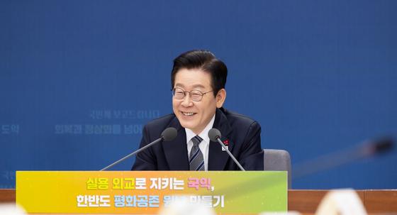 李 지지율 53.4%, 2주 연속↓…민주 44.1% 국힘 37.2%