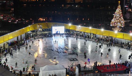 도심 속 스케이트 즐기는 시민들