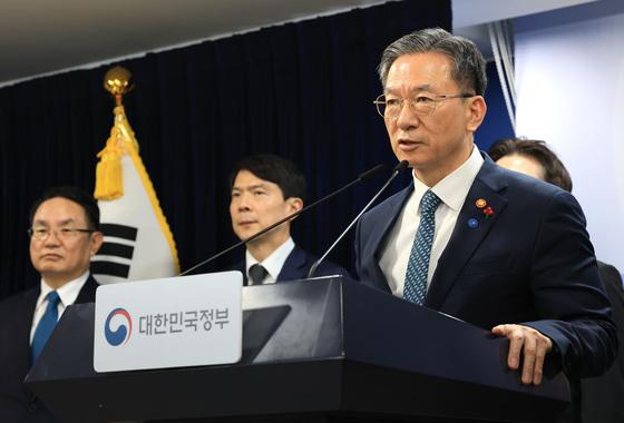 정성호 "김건희 면죄부 준 檢, 처절한 반성해야"…3대 특검 종료에 페북 글 