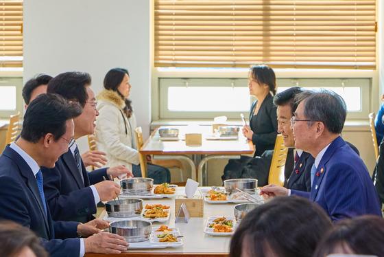 李대통령 '노동신문 열람 허용'…與 "알 권리" 野 "위험한 안보관"