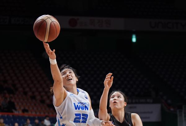 '김단비 24점' 우리은행, BNK에 57-52 승리…시즌 첫 4연승