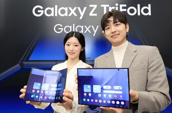 [뉴스1 PICK] 드디어 공개된 '두 번 접는' 갤럭시Z트라이폴드