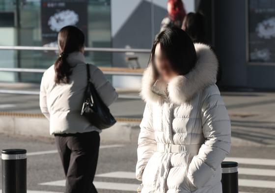 "그냥 얼어붙는 느낌이네요"…출근·등굣길 꽁꽁 싸매고 나선 시민들 