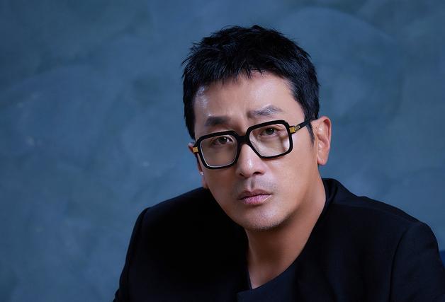 하정우 "'윗집 사람들', '섹스 코미디' 아닌 드라마…대사 수위 조절 無" 