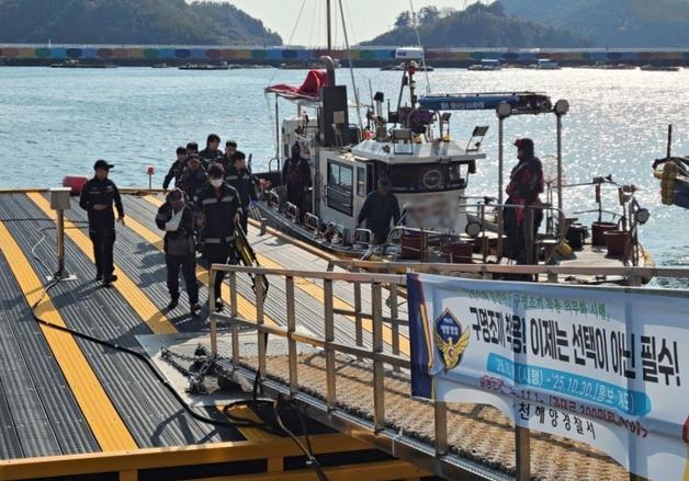 남해 팥섬 인근서 어선끼리 충돌…승객 2명 병원 이송