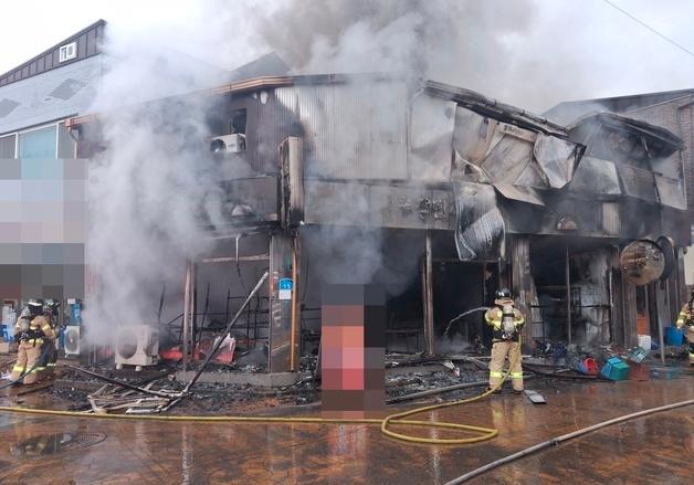 영암 중식당 화재…건물 전소·5명 연기 흡입