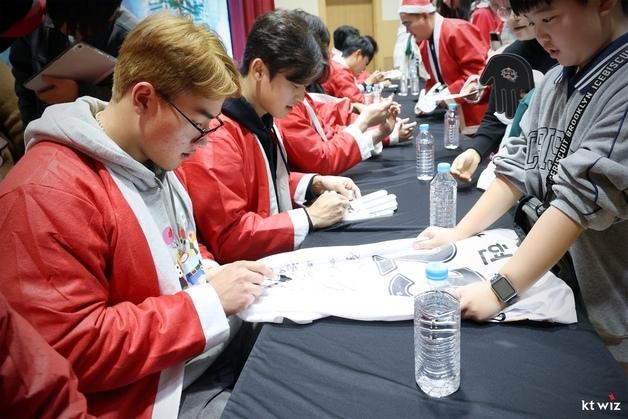 산타로 변신한 KT 선수들…연고지 수원서 '사랑의 산타' 행사