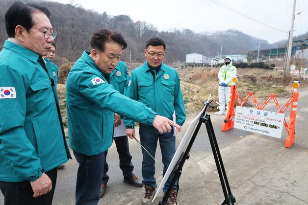 김영환 충북지사, 괴산 AI 방역 현장 긴급 점검