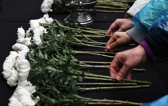 여객기 참사로 홀로 남겨진 아버지 "내가 살아야 하는 이유는"