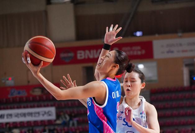 '이해란 32득점' 삼성생명, 연장 끝 신한은행 꺾고 3연패 탈출